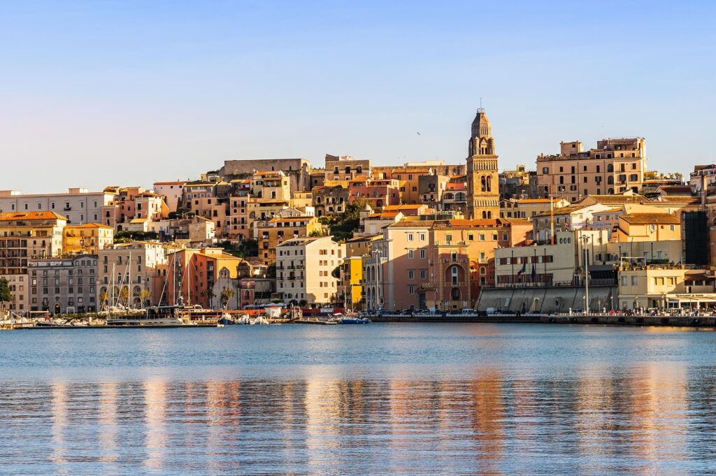 Gaeta, spiagge dorate e centro storico sul mare vicino a Fondi