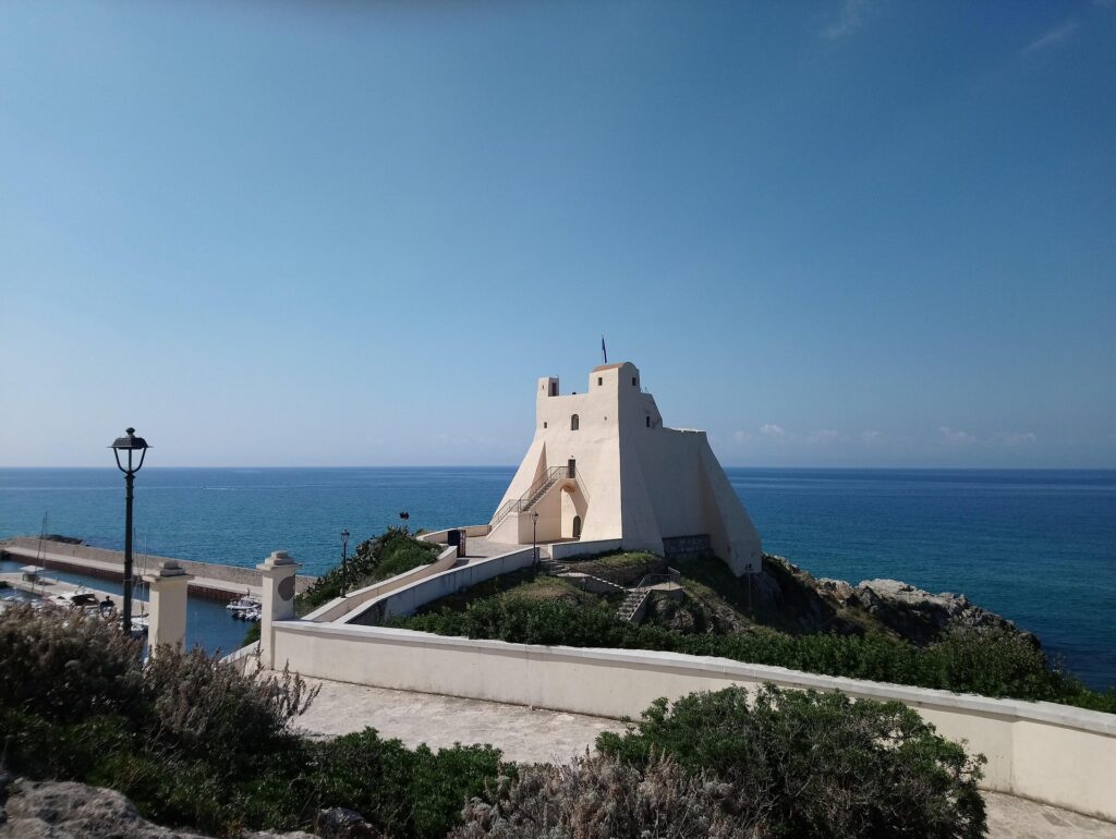 Sperlonga, borgo sul mare vicino a Fondi con case bianche e spiagge