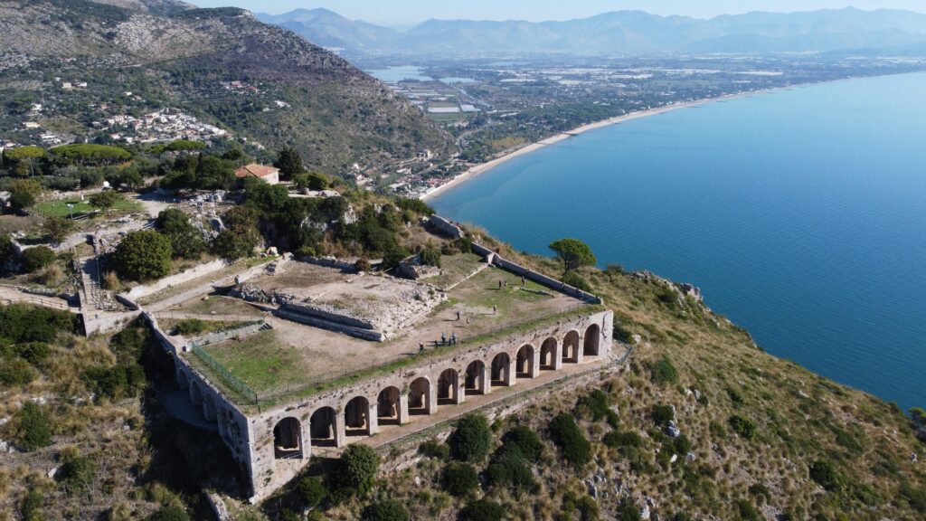 Tempio di Giove Anxur a Terracina, sito archeologico con vista sul mare